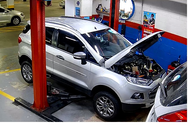 Ford EcoSport em manutenção dos coxins