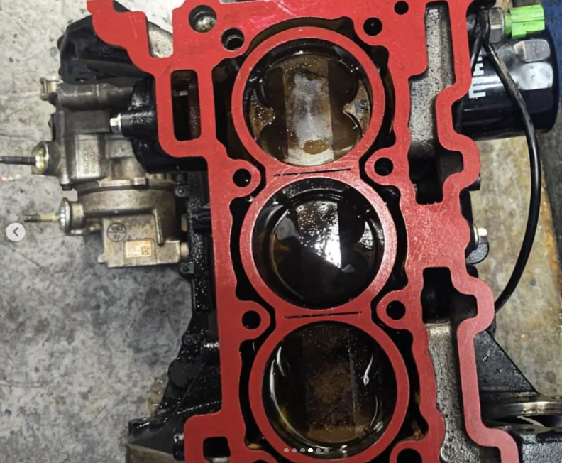 Motor Ford desmontado para reparo