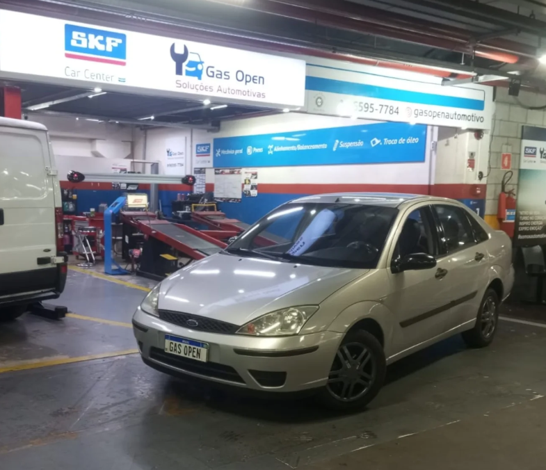 Ford Focus prata na GAS OPEN
